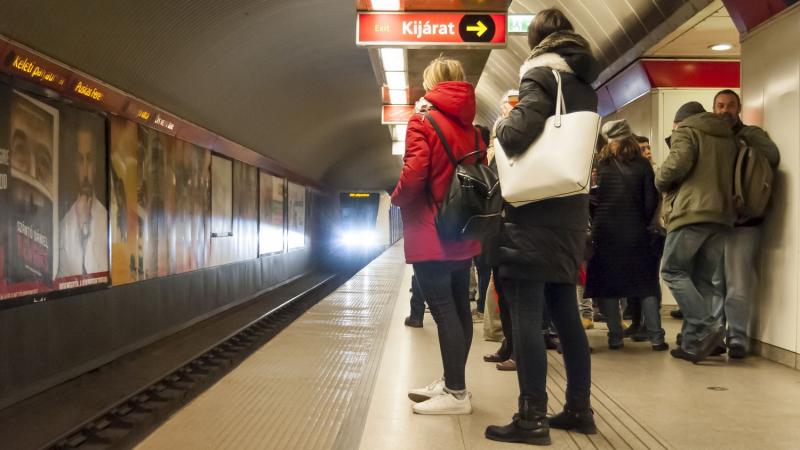 A 2-es metró megállt, és a kocsik csendesen pihenni tértek.