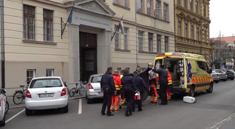 A rendőrség nyomozást indított egy szegedi általános iskolás diák ügyében, aki tragikus körülmények között, 11 évesen vetett véget életének. A hatóságok a részletek tisztázása érdekében vizsgálják az eseményeket és a körülményeket, amelyek ehhez a szomorú