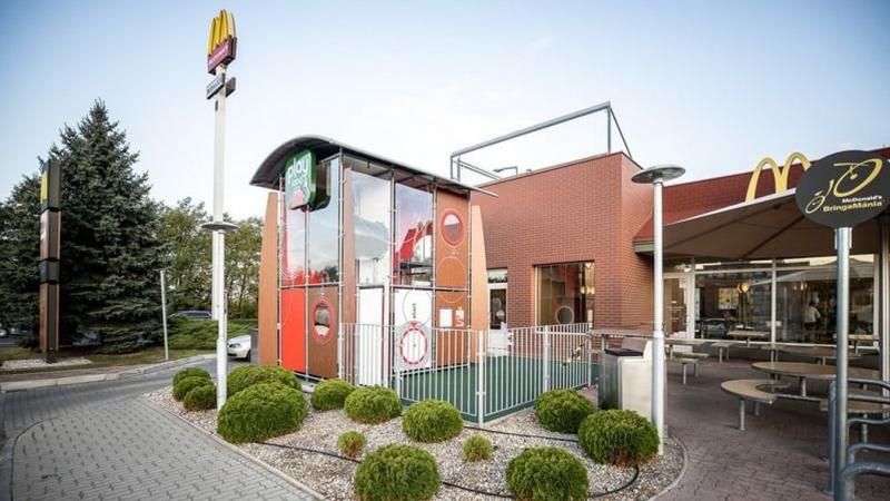 Titokzatosan nyitotta meg kapuit a legújabb McDonald's! A hírek szerint a népszerű gyorsétteremlánc új helyszíne már működik, de a hivatalos bejelentés még várat magára. Az első vendégek már felfedezték az ízletes burgereket és ropogós sült krumplit, és a