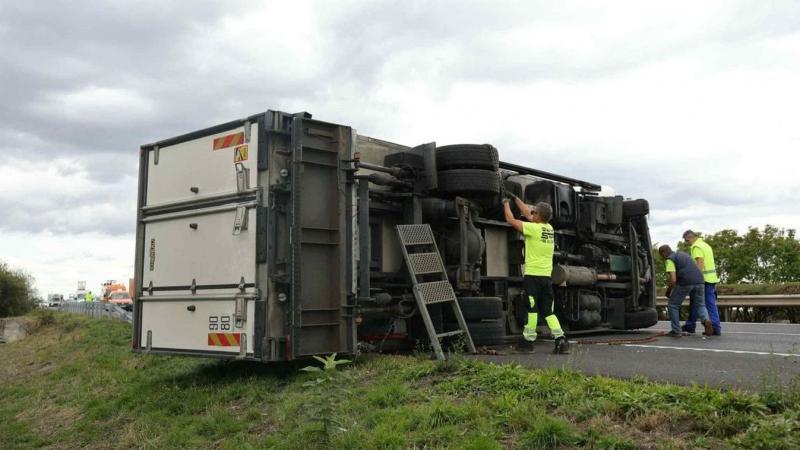 Teljesen felbolydult a forgalom az M3-as autópályán! Egy oldalára dőlt kamion okozza a káoszt, amely komoly torlódásokat eredményezett. Nézd meg a fotókat, hogy láthasd a helyzetet!