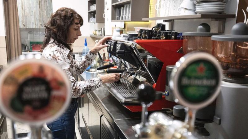 Fedezd fel ezt az 5 egri kávézót, ahol a habos kávék valóban álomszerűek, és garantáltan élményt nyújtanak – mondja a mesterséges intelligencia. De vajon mi rejlik a valóság mögött?