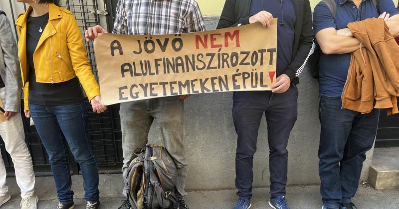 Az alulfinanszírozottság és az alacsony bérezés feszültségeket generálhat a kormány és az ELTE viszonyában.