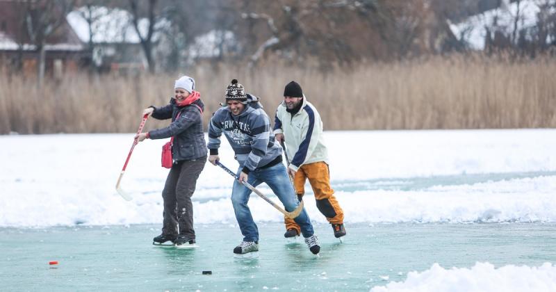 Kezdetét veszi a jégvarázs! A Balaton környékén már kilenc mesés jégpálya várja a korcsolyázás szerelmeseit.