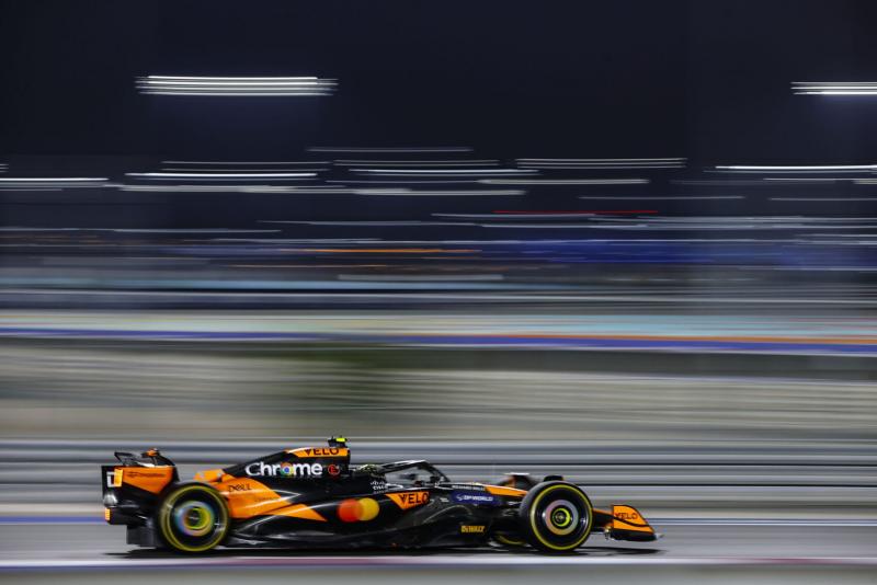 Történelmi pillanatot élt meg a McLaren csapata, amikor Lando Norris Katarban visszaadta a kölcsönt Oscar Piastrinak. Ez a lépés nemcsak a verseny eredményességét tükrözi, hanem a csapaton belüli összetartást és a sportág szellemiségét is megjeleníti.