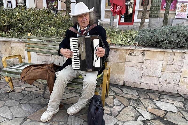 A Miskolci utcában játszó harmonikás már soha nem léphet fel a Széchenyi úton.