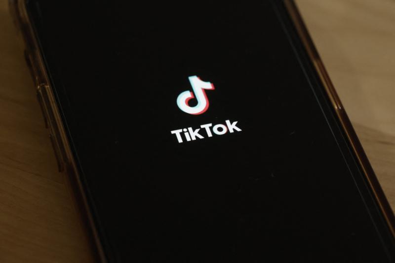 A TikTok hivatalos álláspontja szerint nem a saját platformjuk felelős az albániai diákgyilkosságért, amely miatt Albánia fontolóra veszi a TikTok betiltását.