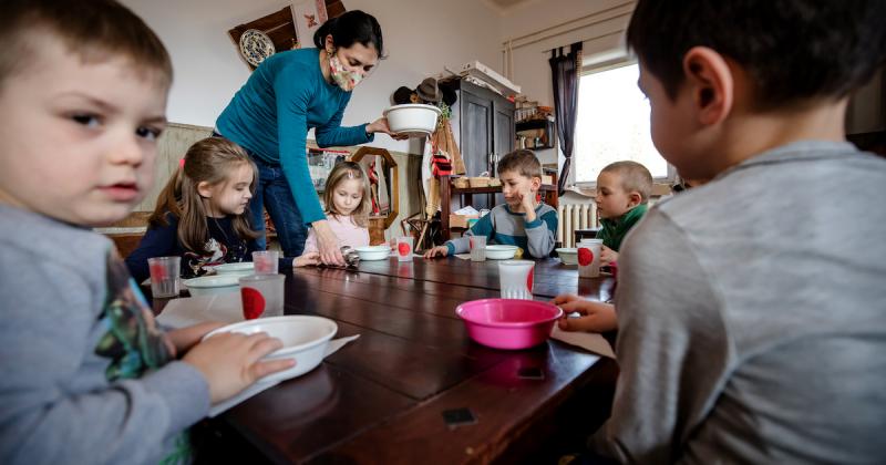 Januártól átlagosan 21,2%-kal emelkedik a tanárok és óvónők jövedelme, ami jelentős előrelépést jelent a pedagógusok anyagi elismerésében. | Demokrata