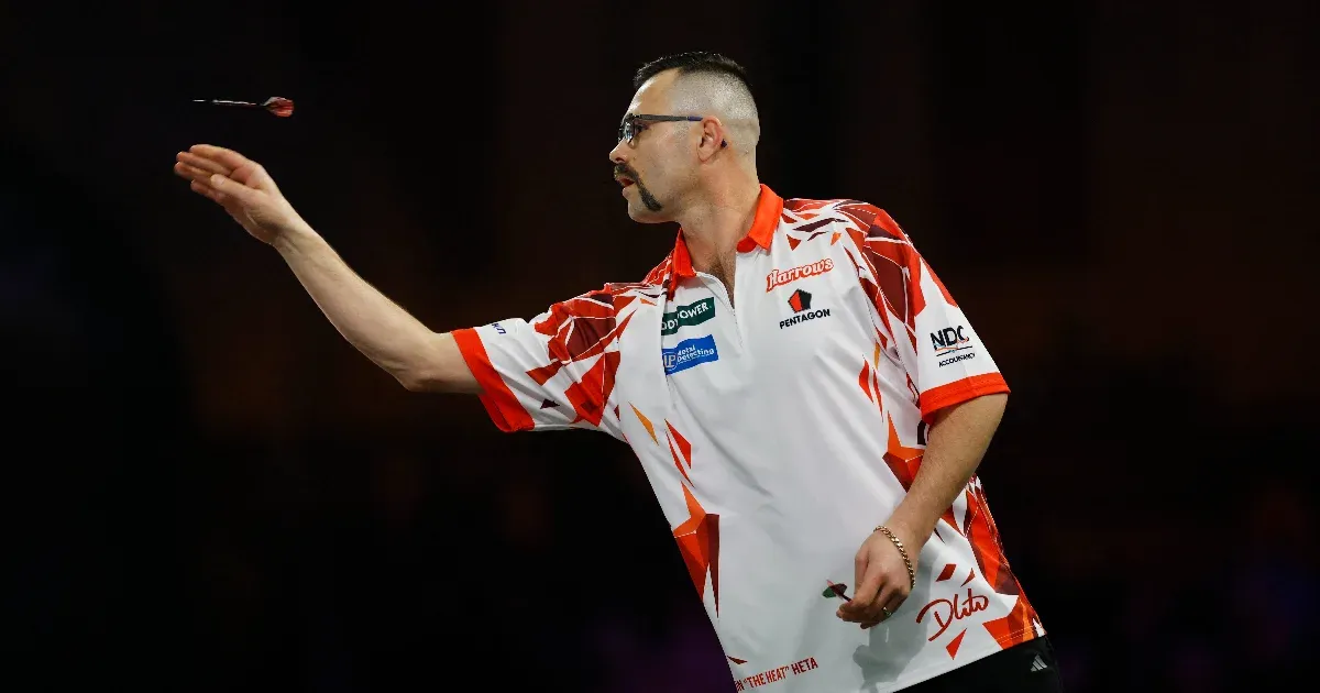 Bemutatjuk a videót, amelyben Damon Heta kilencnyilasa látható a darts világbajnokságról! Ez a lenyűgöző teljesítmény igazi csemege a darts rajongóknak, hiszen a játékos páratlan ügyességgel és precizitással teljesítette ezt a bravúros dobást. Ne hagyd ki