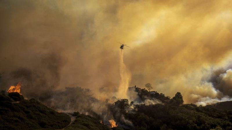 Az emberek menekülnek Los Angeles északi kerületeiből, mivel a pusztító erdőtűz egyre közelebb kerül.