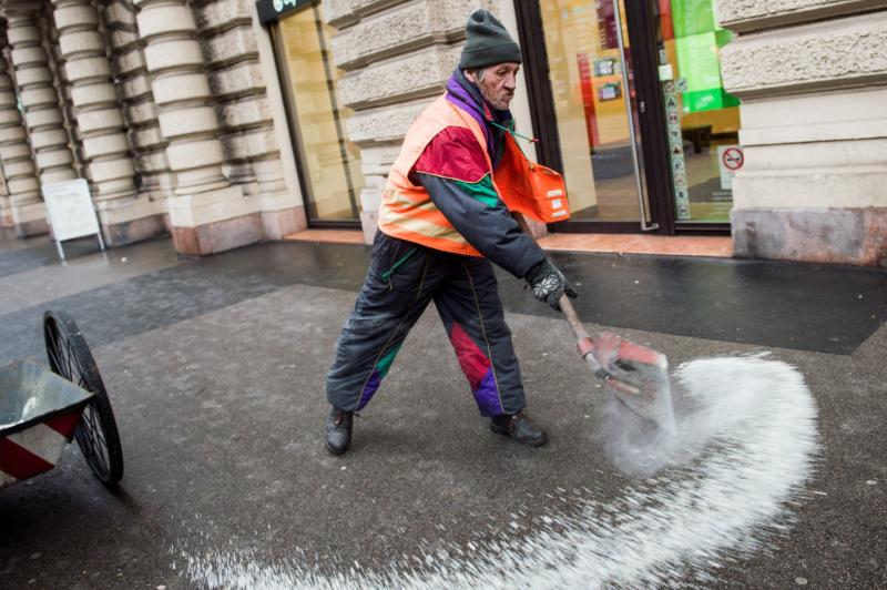 Sok helyen megjelent az ónos eső, és a nulla fokos hőmérséklet nem éppen kedvez a körülmények javulásának.