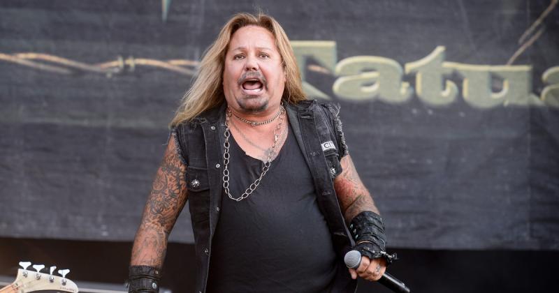 Vince Neil repülőgépe tragikus balesetet szenvedett, melynek következtében életét vesztette. A történtekről videófelvétel is készült, amely megörökítette a szörnyű esemény részleteit.