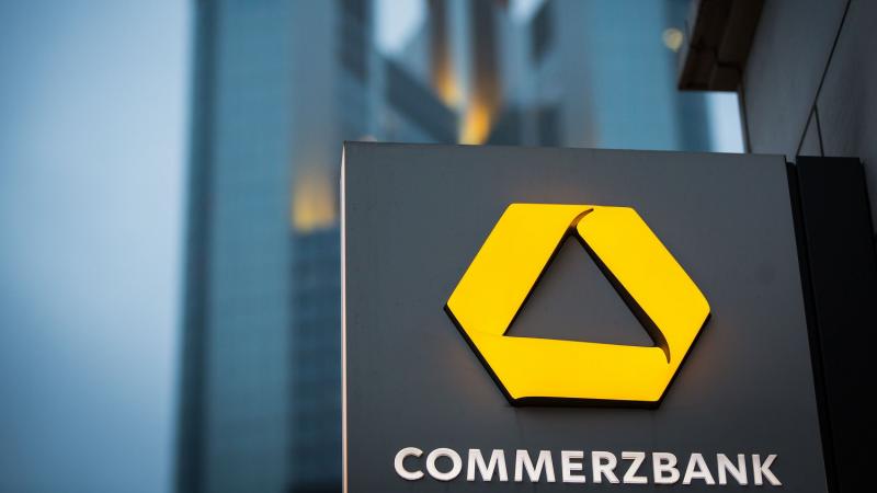 A Commerzbank több ezer munkavállalójától válhat meg, hogy elkerülje az UniCredit által jelentett fenyegetést.