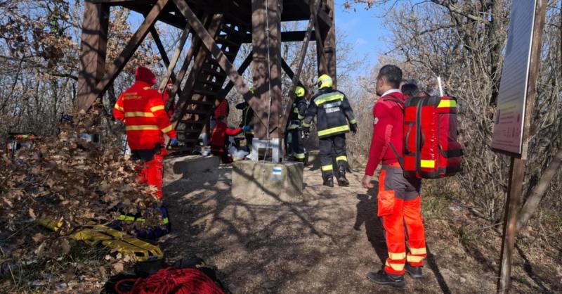 Egy szomorú baleset történt, amikor egy gyermek leesett egy kilátóról. Az esetről készült videó felkavaró pillanatokat örökített meg. A helyszínen sürgősségi szolgálatok érkeztek, hogy segítsenek a helyzeten. Fontos, hogy a szülők és a gyerekek tudatosan 