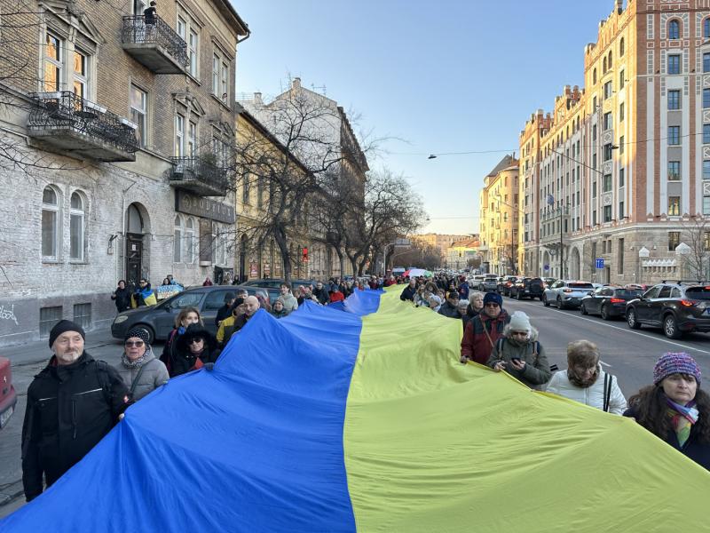 Szolidaritási felvonulás zajlott az ukrán nagykövetség előtt.