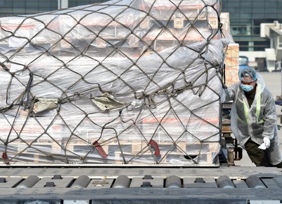 Luxemburgban egy különös és figyelemfelkeltő eset történt: fél tonna kokaint bukkantak fel, amit ügyesen étkezési keményítővel álcáztak. Az ilyen szokatlan módszerek rávilágítanak a drogkereskedelem kreativitására és a hatóságok éberségére.