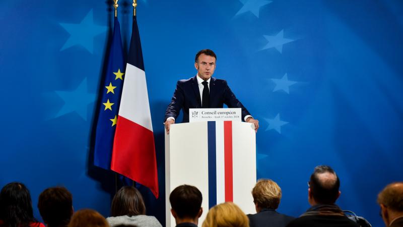 Macron este bemutatja az európai béketervet, miután találkozott Orbán Viktorral.