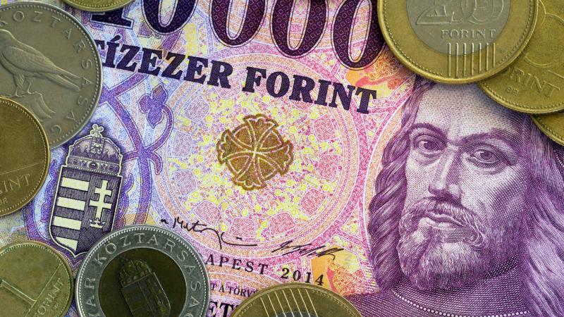 A forint gyengülő lendülettel vág neki a hétnek.