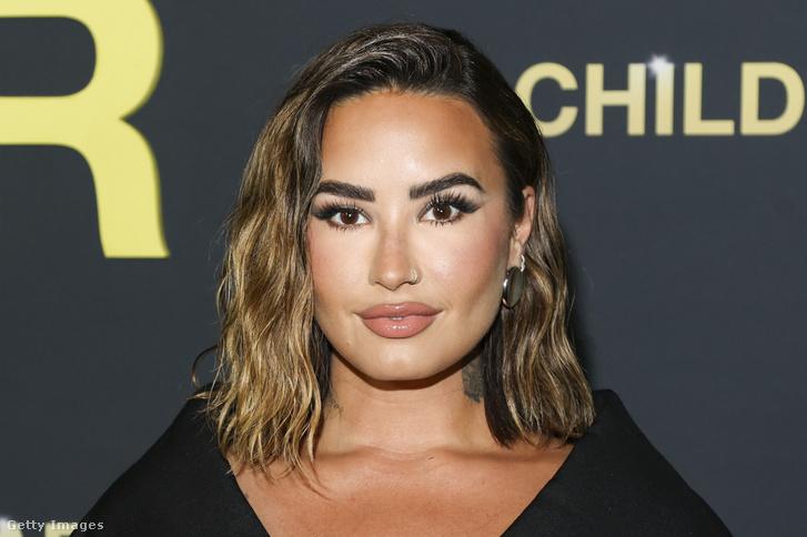 Demi Lovato házasságra lépett, és a menyasszonyi ruhája mellett nem lehet szó nélkül elmenni – olyan lenyűgöző, hogy mindenkit rabul ejt.