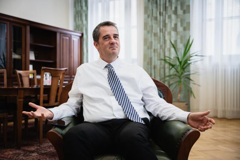 Andor György, a Budapesti Gazdasági Egyetem rektora, úgy fogalmazott: Az egyetem olyan hatalmas mechanizmus, amelynek végső outputja a tanóra.